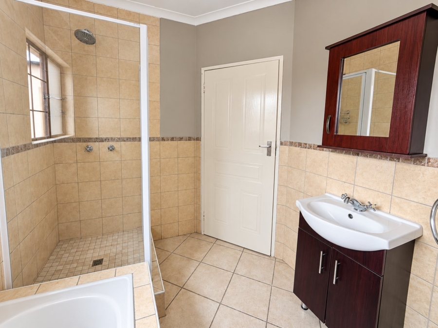 To Let 3 Bedroom Property for Rent in Hillside Free State